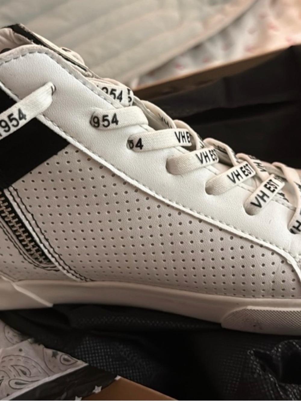 Vintage Havana White Sneakers with Black Stripe